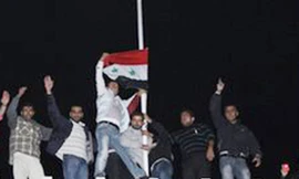 Những người ủng hộ ông Assad giương cờ Syria tại Đại sứ quán Qatar. Ảnh: Getty Images