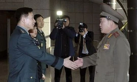 Trưởng đoàn Triều Tiên, Đại tá Ri Son Kwon (phải), bắt tay Trưởng đoàn Hàn Quốc, Đại tá Moon Sang-kyun