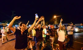 Tài xế nhóm tài xế vui mừng khi nghe tin trạm BOT Cai Lậy được Thủ tướng quyết định thu phí trong 30 ngày. Ảnh: Tùng Tin.