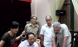 GS Nguyễn Văn Lợi (hàng dưới cùng) cùng trao đổi với chuyên gia nước ngoài nhân việc bàn về phần mềm soạn thảo Từ điển tiếng Việt 