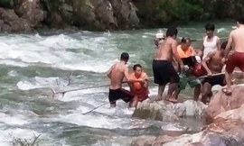 Giải cứu nhóm kiểm lâm bị mắc kẹt giữa lũ rừng tàn khốc.