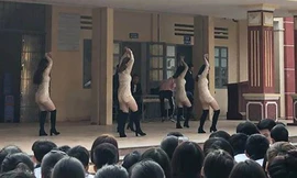 Hình ảnh trong buổi diễn văn nghệ ở THPT Bất Bạt (Hà Nội) gây xôn xao dư luận.
