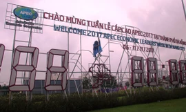 Một công nhân gia cố lại bảng đồng hồ đếm ngược chào mừng Tuần lễ Cấp cao APEC hư hỏng sau bão ngay giao lộ cầu Sông Hàn- Ngô Quyền – Phạm Văn Đồng. Ảnh Nguyễn Thành