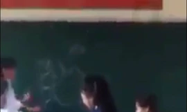 Tin hot giáo dục: Nữ sinh bị đánh dã man, lột áo trong lớp