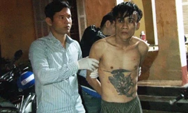 Con nghiện xăm trổ, nhiễm HIV Phan Phước Anh bị bắt giữ khi tẩu thoát cùng chiếc xe gắn máy cướp được.