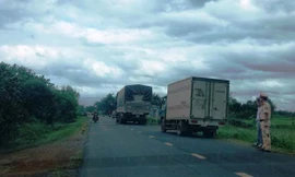 Lực lượng chức năng dừng kiểm tra các phương tiện 