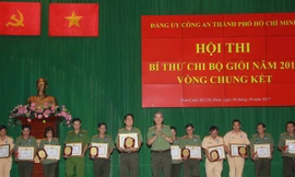 Đại tá Ngô Minh Châu, Phó Bí thư Đảng ủy Công an TPHCM, trao giải cho các thí sinh đoạt giải nhất trong hội thi