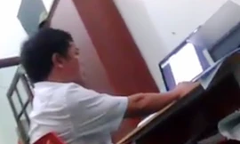 Vừa tiếp phụ huynh học sinh vừa làm việc, ông Ngọc bị cắt danh hiệu thi đua.