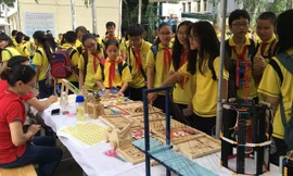 Học sinh Hà Nội say mê tham gia ngày hội STEM và đọc sách. Ảnh: Đỗ Hợp