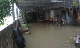 Mưa lớn kéo dài khiến nhà hàng trăm hộ dân bị ngập nước.