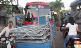 Xe cộ chen chúc, ùn ứ trên đường làng thuộc ấp Bàu Cá chiều 15-12