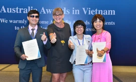 : Bà Karen Lanyon Tổng Lãnh Sự Úc tại TPHCM chức mừng 3 học viên khuyết tật nhận học bổng du học Úc