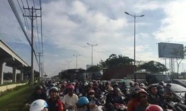  Đến hơn 10h sáng nay, hàng nghìn phương tiện vẫn xếp hàng dài nối đuôi nhau nhích từng chút một trên Xa lộ Hà Nội, các tuyến đường Phạm Văn Đồng, vòng xoay Nguyễn Thái Sơn ùn ứ nghiêm trọng.