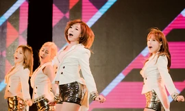 Nhóm nhạc nữ T-Ara khoe da trắng, chân thon