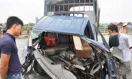 Xe tải đấu đầu xe buýt, hai người nguy kịch