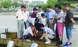 Rơi xuống hồ, nam sinh chết vì điện giật