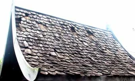 Viên ngói gỗ và những bàn tay