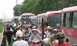 Sĩ tử vật vã về quê