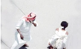 Một đao phủ chuẩn bị chặt đầu một tử tù