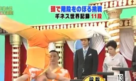 Clip: Kung-fu leo 15 bậc cầu thang bằng... đầu