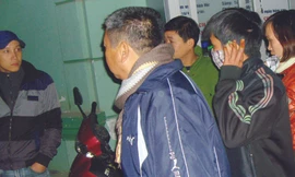 Ông Đào Công Thắng (người đeo khẩu trang) trên đường về trụ sở Cơ quan cảnh sát điều tra. Ảnh: Q.L