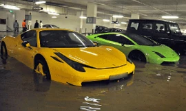 Hàng loạt siêu xe ‘bơi’ trong biển nước