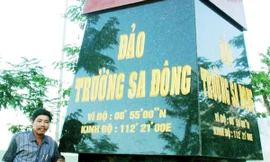 Dựng cột mốc Trường Sa trước cửa nhà
