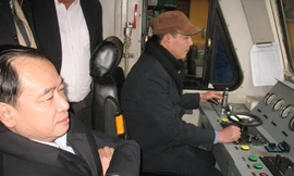 Thứ trưởng GTVT Lê Mạnh Hùng theo lái tàu hỏa thị sát đường ngang