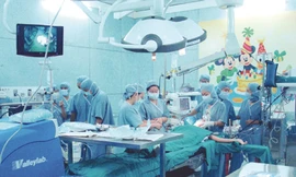 Lương thấp, chịu nhiều áp lực khiến không ít bác sĩ nhảy việc qua BV tư với chế độ đãi ngộ hấp dẫn