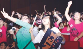 Đêm nhạc Thần tượng cùng 2NE1: Sốt xình xịch