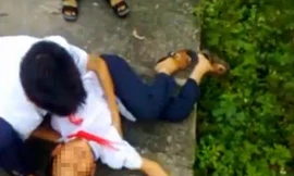 Xôn xao clip nam sinh cấp 2 ‘phê’ thuốc lào