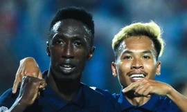 Campuchia 'gạt giò' Malaysia trong trận cầu mưa bàn thắng