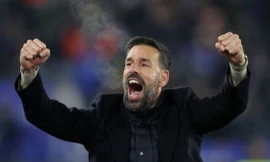 Van Nistelrooy bùng nổ cảm xúc trong trận hòa điên rồ của Leicester