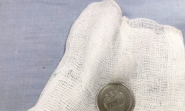 Đồng xu được gắp ra ngoài.