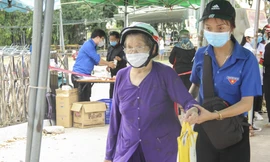 Các bạn ĐVTN hỗ trợ người dân tại điểm phát gạo.