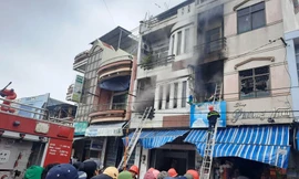 Ngôi trên đường Trần Phú (thị trấn Diêu Trì, huyện Tuy Phước) bốc cháy. Ảnh: B.L