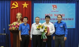 Ban Tổ chức Tỉnh ủy trao quyết định của Ban Thường vụ Tỉnh ủy về điều động cán bộ cho anh Tiên.