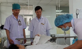 Các bác sĩ thăm khám, theo dõi sức khỏe của bệnh nhân.