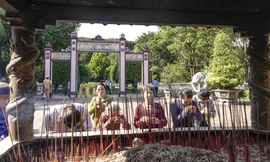 Người dân và du khách thành kính dâng hương tại Điện thờ Tây sơn tam kiệt.