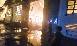 Hàng chục lính cứu hỏa chữa cháy xuyên đêm tại nhà xưởng xí nghiệp đồ gỗ xuất khẩu.