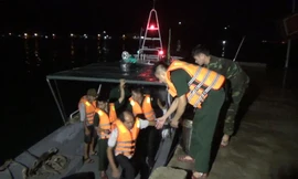 Đưa 11 ngư dân vào bờ an toàn. Ảnh: Công Cường