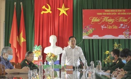 Chủ tịch UBND tỉnh Bình Định Nguyễn Phi Long kiểm tra tình hình hoạt động các đơn vị đang tổ chức cách ly tập trung. Ảnh: Trương Định