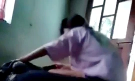 Thiếu nữ 17 tuổi bị đánh đập, lột đồ, quay clip đăng lên mạng. Ảnh cắt từ clip