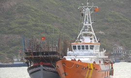 Tàu bị nạn được lai dắt vào bờ. Ảnh: Trương Định