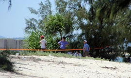 Lực lượng chức năng khám nghiệm tử thi, khám nghiệm hiện trường. Ảnh: Tr.T