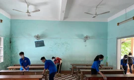 Các bạn ĐVTN tham gia vệ sinh trường lớp. Ảnh: Trương Định