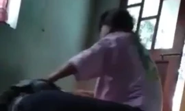 Bé gái 17 tuổi bị nhóm đối tượng bắt về nhà đánh đập, lột đồ rồi đăng lên mạng. Ảnh cắt từ clip