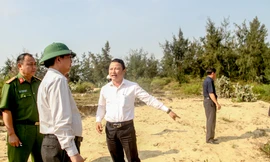 Lãnh đạo UBND tỉnh Bình Định trực tiếp chỉ đạo cưỡng chế các trường hợp lấn chiếm, xây dựng trái phép tại KKT Nhơn Hội, hồi năm 2019. Ảnh: Trương Định