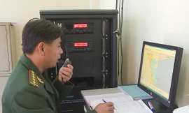 Bộ đội giúp dân di dời đồ đạt. Ảnh: Tr.Định