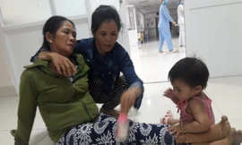 Mẹ của sản phụ Liễu khóc ngất tại bệnh viện.